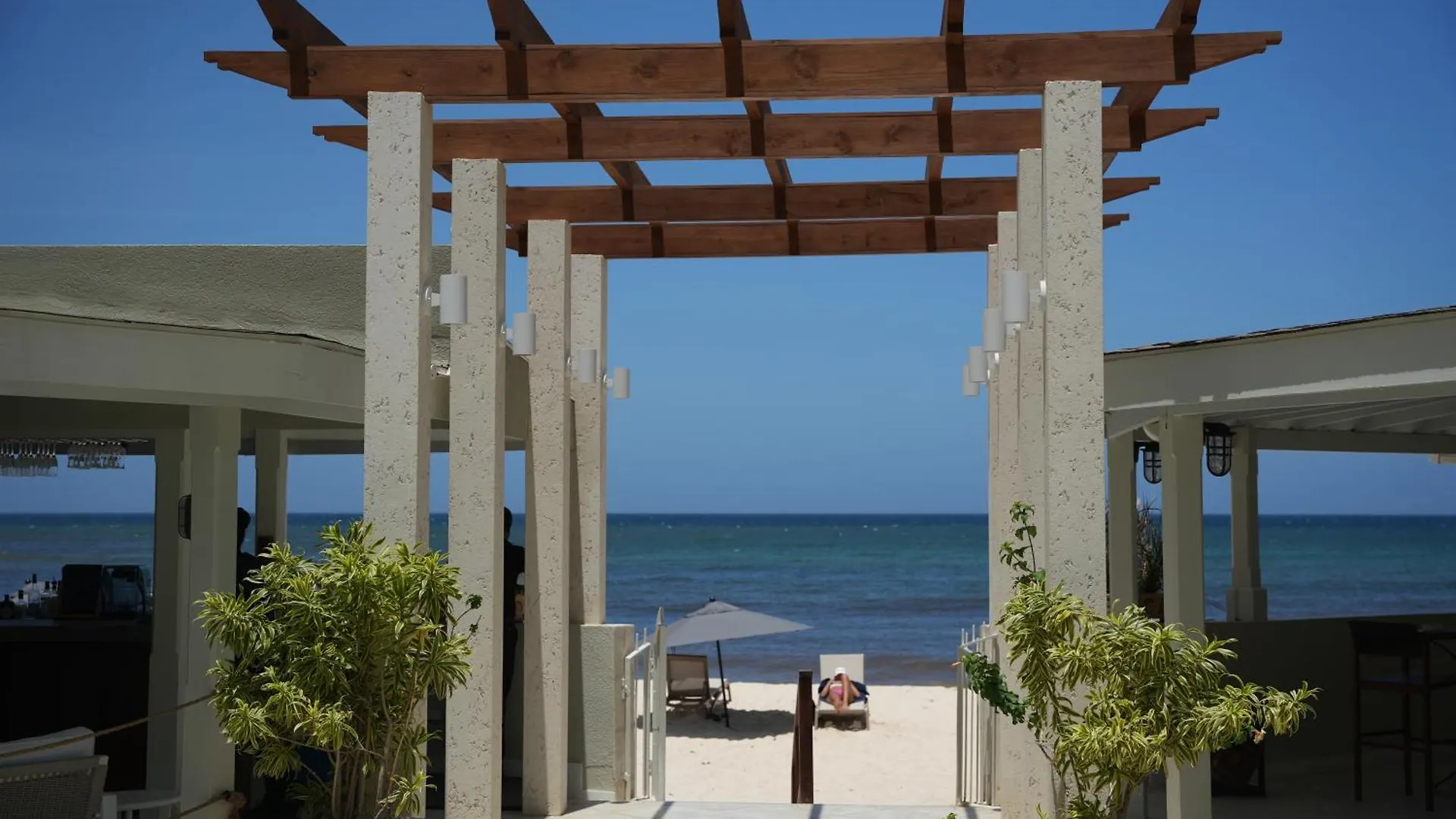 Hotel Le Roy contacts